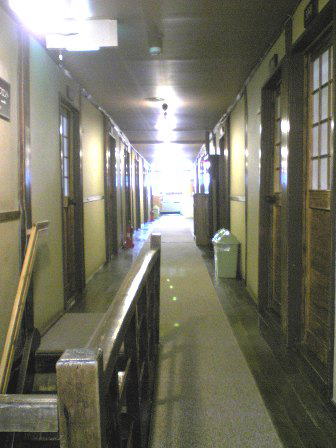 青森県　谷地温泉　本館２階廊下