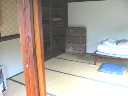 秋田　黒湯　木造２階建て自炊棟２４号室内