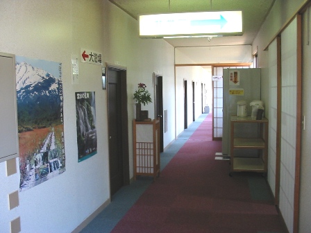 秋田　学校の栖　宿泊棟廊下