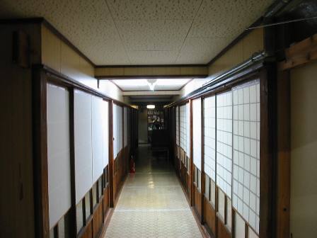 秋田　新五郎湯　食事室側廊下（夜）