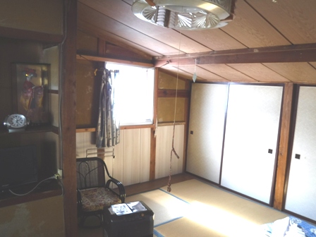 福島　中の湯　５号室奥の窓